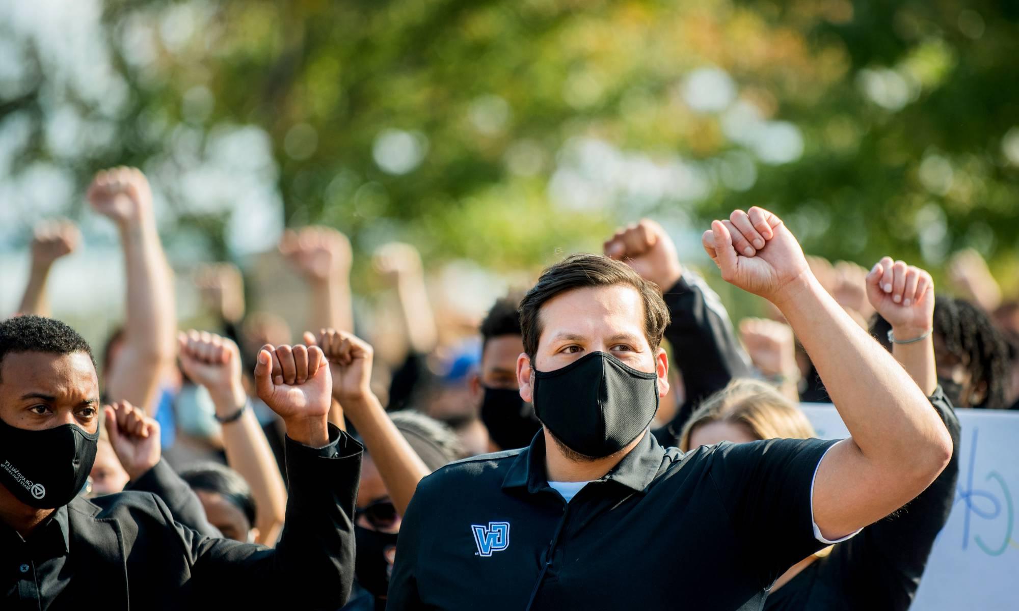 杰西·伯纳尔(Jesse Bernal)在“黑人的命也是命”(Black Lives Matter)抗议活动中举起团结的拳头.